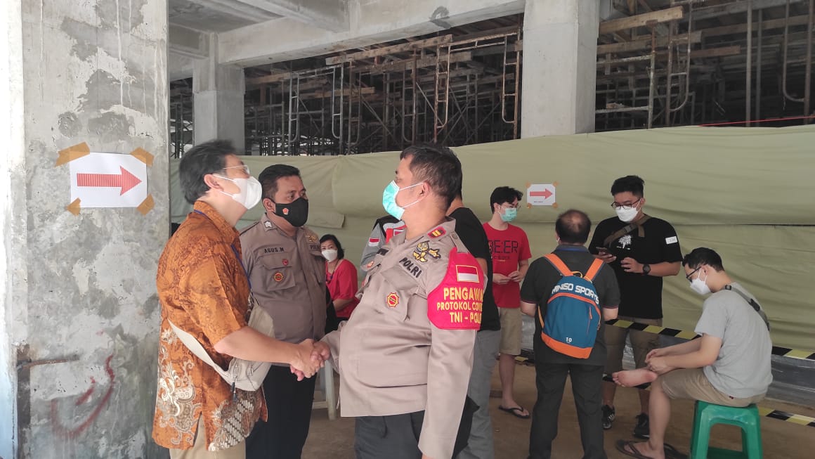 Pak Kapolsek Iptu Tapril berkunjung ke Vaksin boster Tak ketemukan dg Ketua Panitia nya Mas Beny